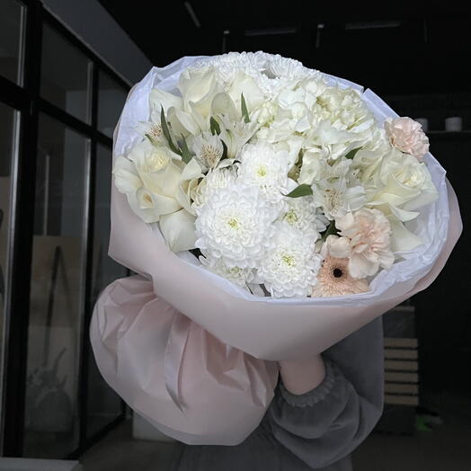 Букет из альстромерий, кустовых хризантем и французских роз🤍