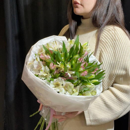 Букет нежный из 15 альстромерий