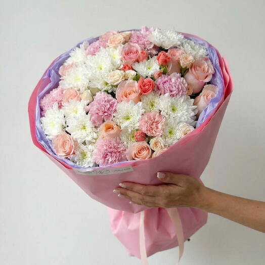 Delicate mixed bouquet