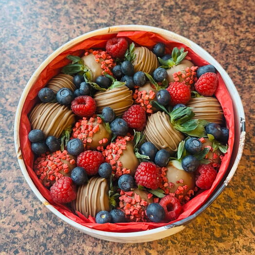 Коробка с клубникой