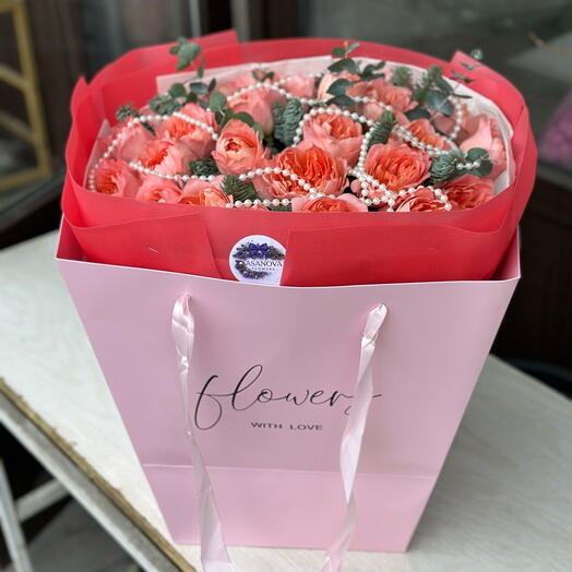 Пионовидные розы в переноске