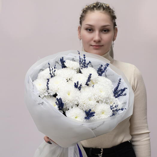 "Зефирка" из белых хризантем и ароматной синей лаванды Арт.230