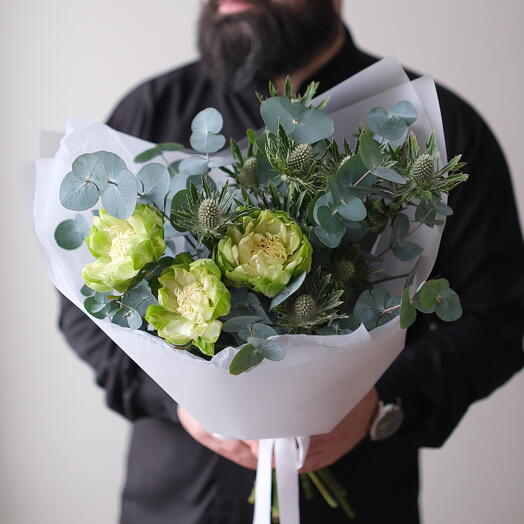 Букет с эрингиумом и пионовидными розами Вегги