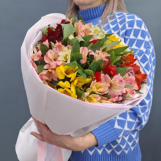 Монобукет из Альстрамерия микс с красивой оформление