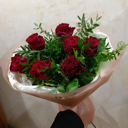 Букет из красных роз и фисташки