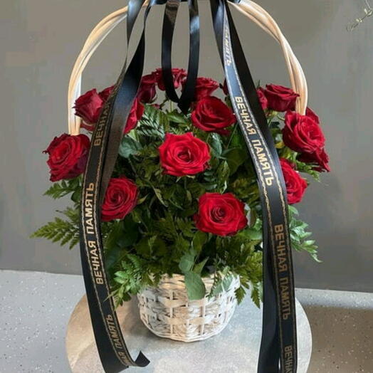 Корзина с красными розами