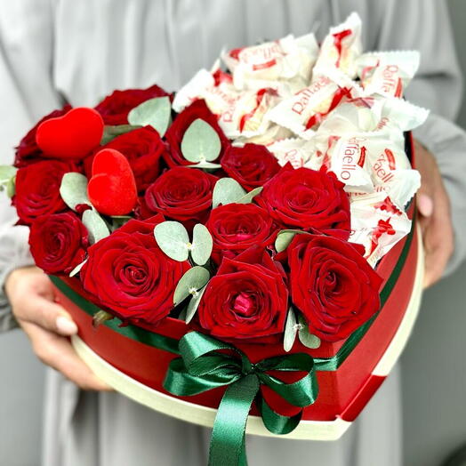 Сердце из роз и конфет «Святой Валентин»