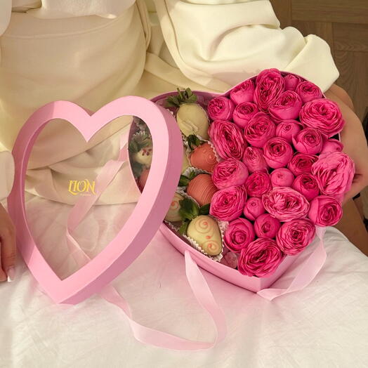 Пионовидные кустовые розы в коробке в форме сердца