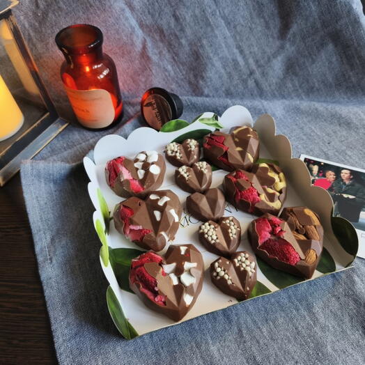 Шоколадные сердца с орехами, клубникой и маршмеллоу