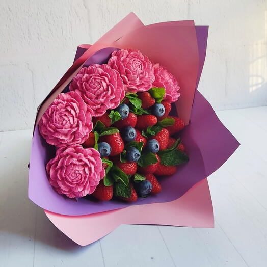 Букет из клубники и цветы из зефира