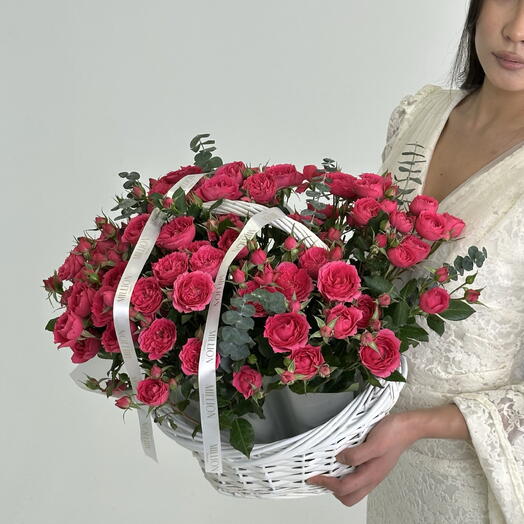 Кустовые розы в корзине