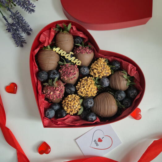 Клубника в молочном шоколаде 8-10 шт с голубикой сердце Люблю девушке, жене, маме