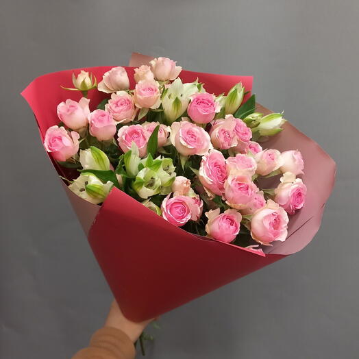 Букет из нежных кустовых роз и альстромерий 9