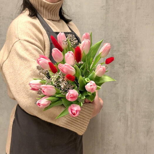 Букет из 15 розовых тюльпанов в ленте