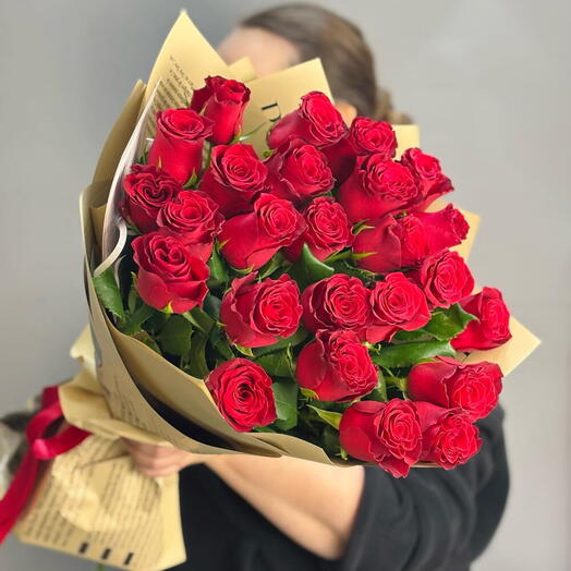 Букет красных роз в крафте 25шт