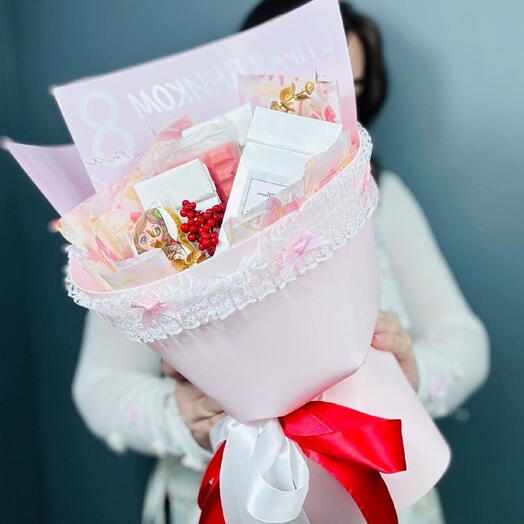 Подарочный набор букет с ассорти чая, шоколадом и пряником маме на 8 марта  "Самой нежной"