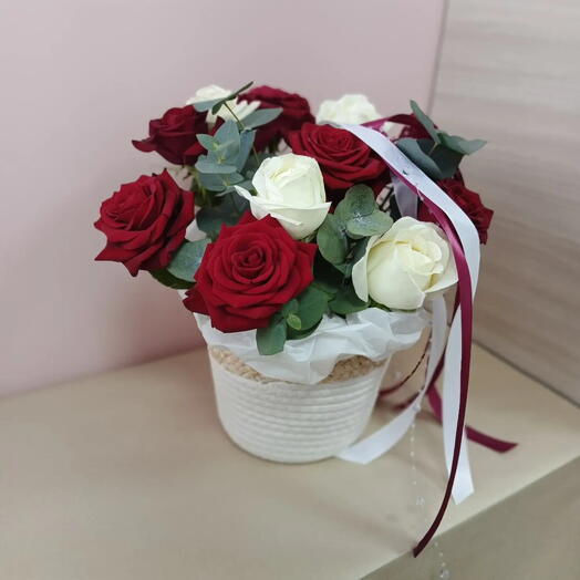 Красные и белые розы в корзине