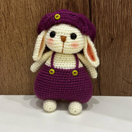 Милая вязвнная игрушка ручной работы: зайчик в фиолетовом костюме