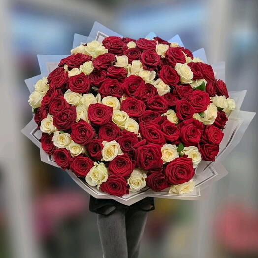 Букет из 101 красной и белой розы (70 см)