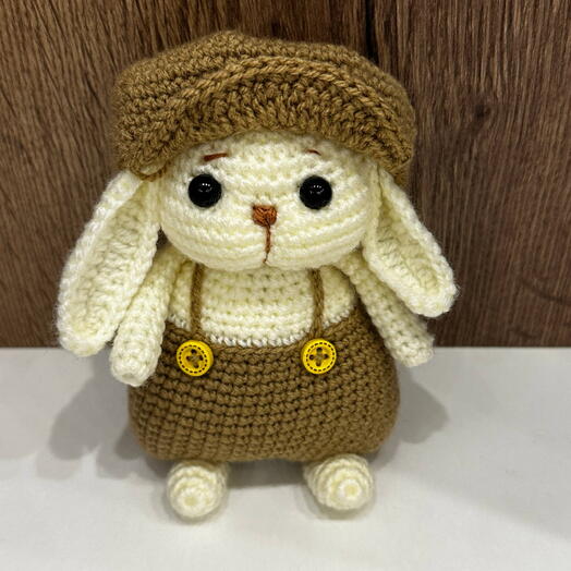 Милый вязаный зайка ручной работы в бежевом костюмчике