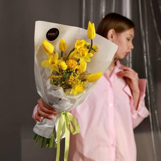 Авторский весенний букет из тюльпанов и мимозы