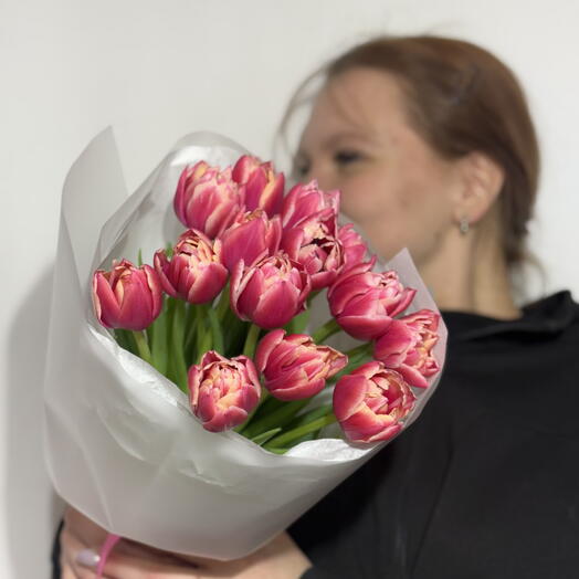 13 пионовидных тюльпанов