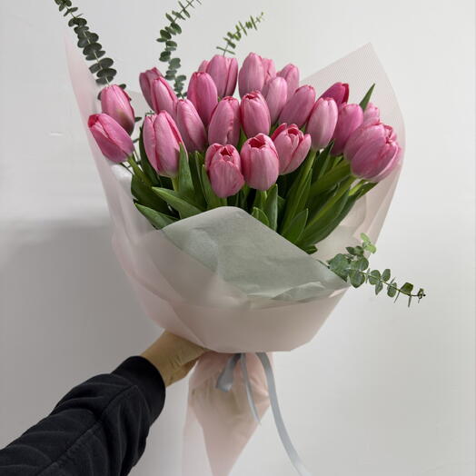 Тюльпаны с эвкалиптом букет M 089