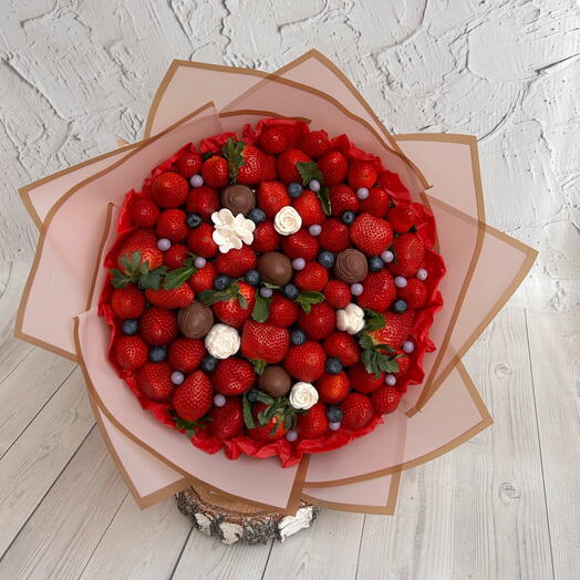 Букет с клубникой, голубикой и зефиром