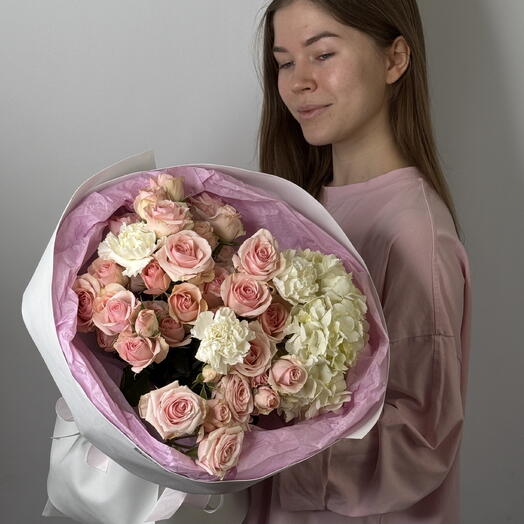 Авторский сборный букет с гортензией и розами 💐