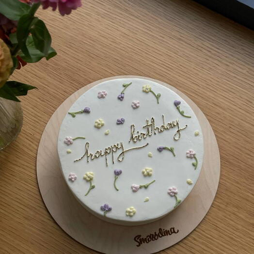 Торт с золотой надписью "Happy birthday"