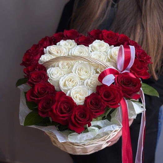 Сердце из роз в корзине