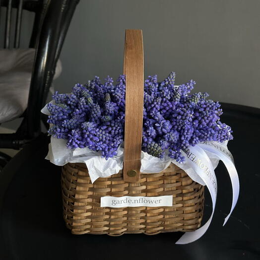 Корзина с ароматными мускариками