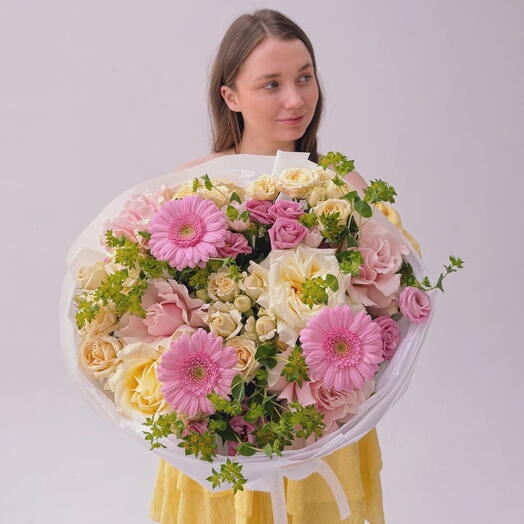 Букет с кустовыми розами, герберами и буплерумом "SPRING SUN"