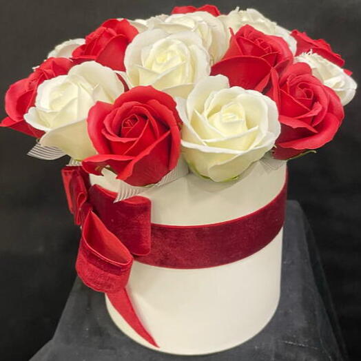 Букет с мыльными розами в шляпной коробке. Красные и белые розочки. Интерьерная композиция