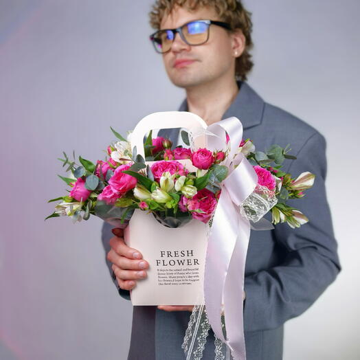 Сумочка розовая кустовая роза 3 шт и белая альстромерия 5 шт