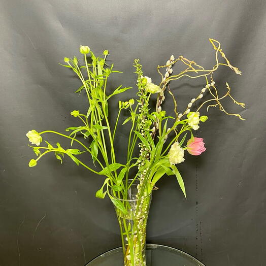 Авторский весенний стойкий букет на Пасху с вербой, ветками, ранункулюсами и фрезией