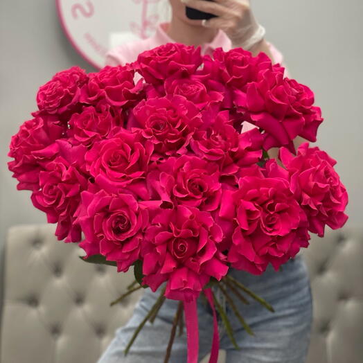 17 малиновых французских роз