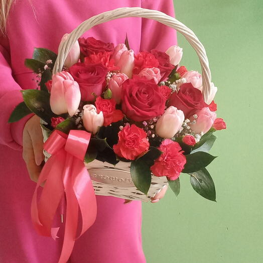 Корзина с розами и тюльпанами