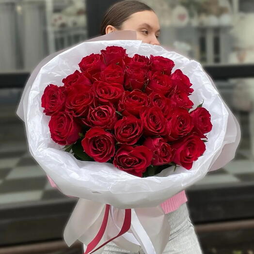 Красные пионовидные розы
