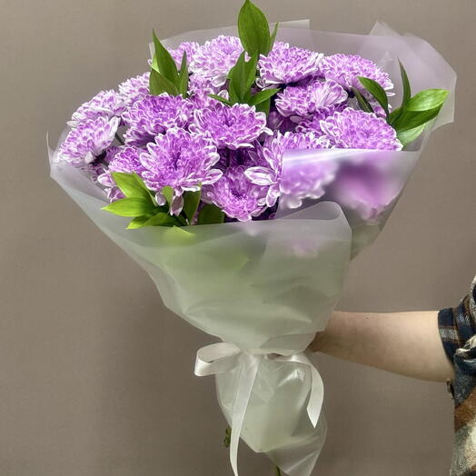 Букет из кустовых хризантем и рускуса