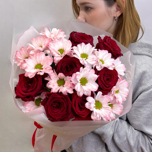 Букет из ромашек и красных роз🌹 «Танец цветов»
