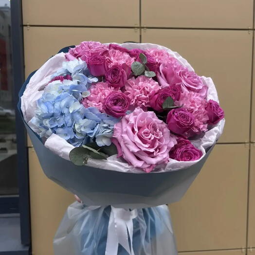 Букет из кустовых роз, гортензии, Розы кантри блю, гвоздика Пинк и эвкалипт