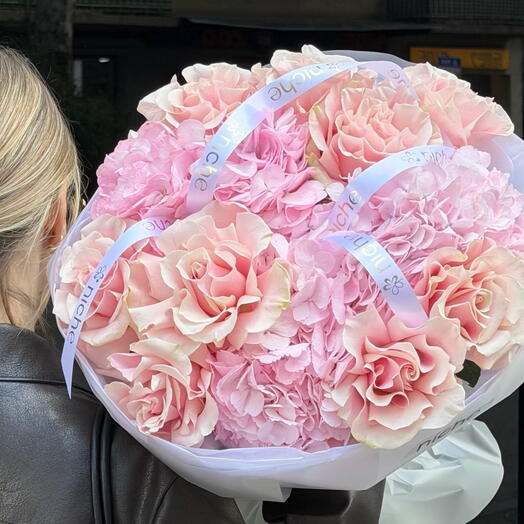 Hydrangea with French roses
