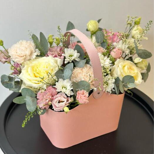 Нежная композиция в коробке «сумочка» 🌸
