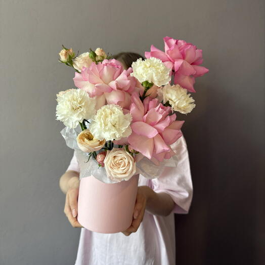 Композиция из пионовидных роз и диантусов 🤍🌸