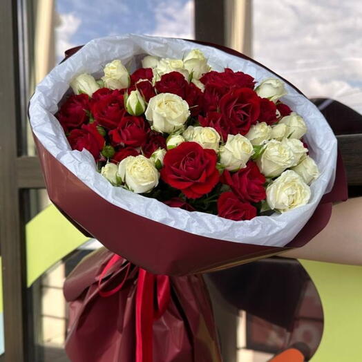 Красные и белые кустовые розы 15 шт