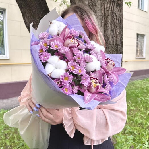 Букет с фиолетовыми орхидеями и хлопком