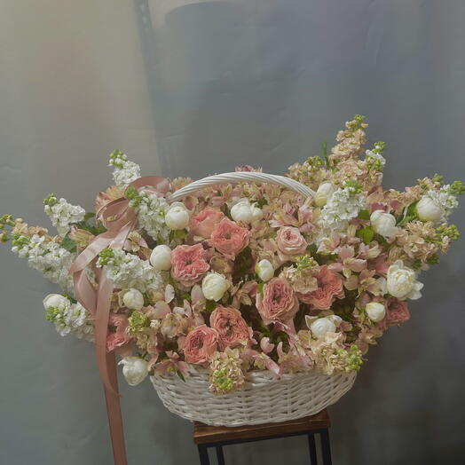 Цветы в корзине, маттиола, альстромерия, розы, пионы