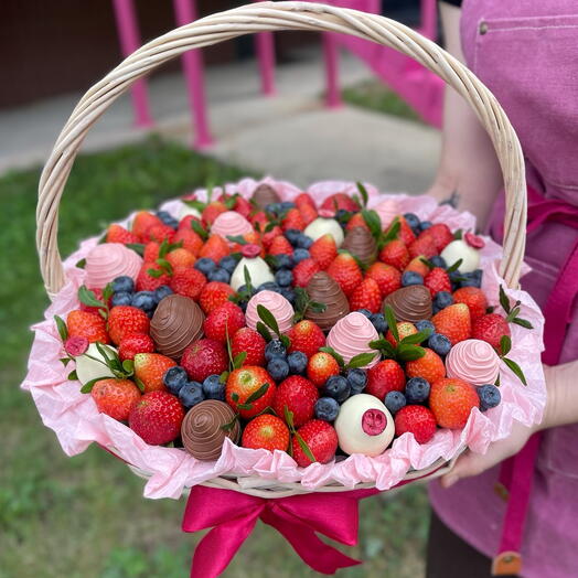 Клубника свежая клубника в шоколаде и голубика