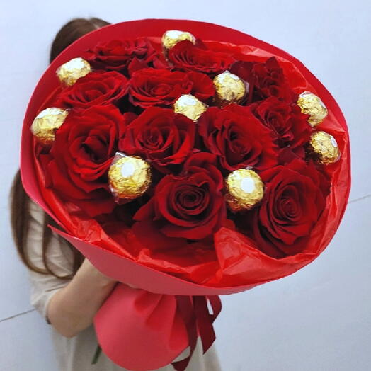 Букет из Эквадорских роз и конфет Ferrero rocher